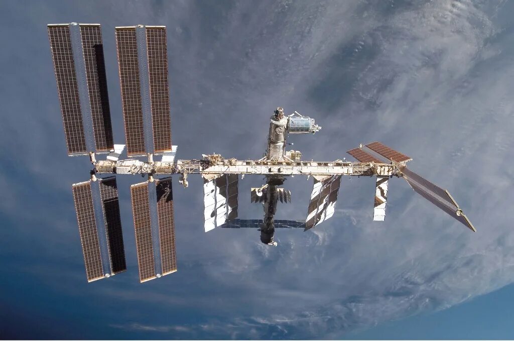 Space station. Международная Космическая станция МКС. Станция мир и МКС. Международная Космическая станция (МКС) В 1998 году. МКС В 2002 году.