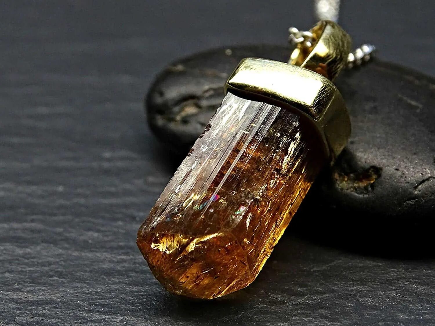 Какой камень притягивает деньги и богатство. Какой камень притягивает деньги и богатство. Талисман удачи камень. Талисман бусина дзи. Камень приносящий удачу и богатство.