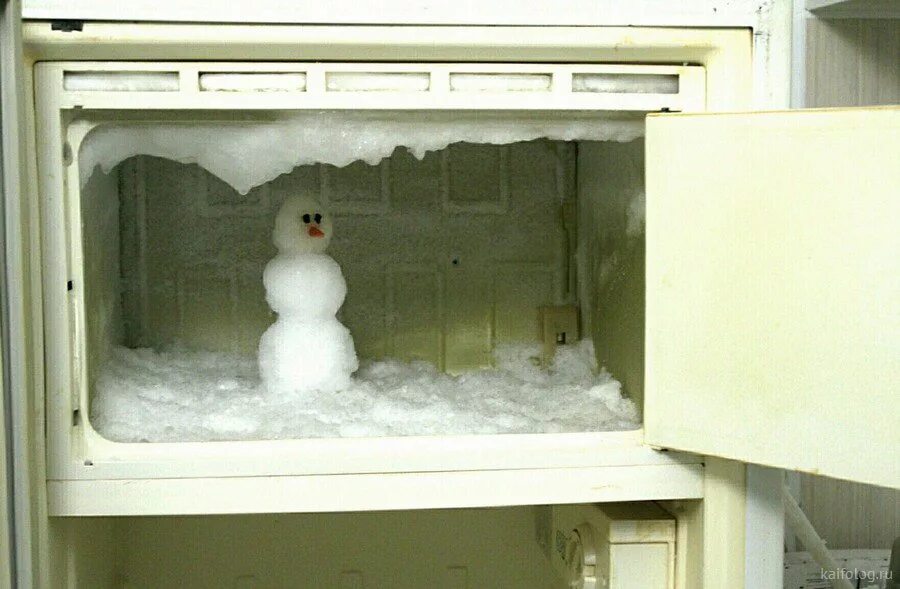 Растаял холодильник. Снеговик в морозилке. Снег в морозилке. Снеговик на холодильник. Смешной холодильник.