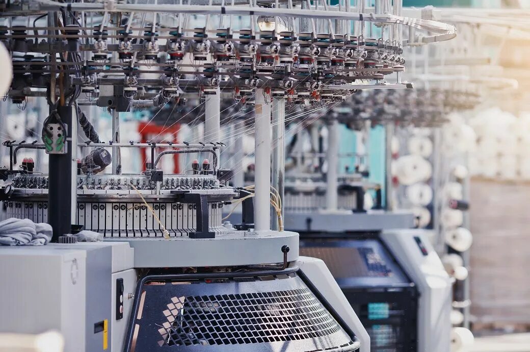 Роботы в промышленности. Механик станков чпу. Modern manufacturing. Modern manufacturing. Высокотехнологичное оборудование.