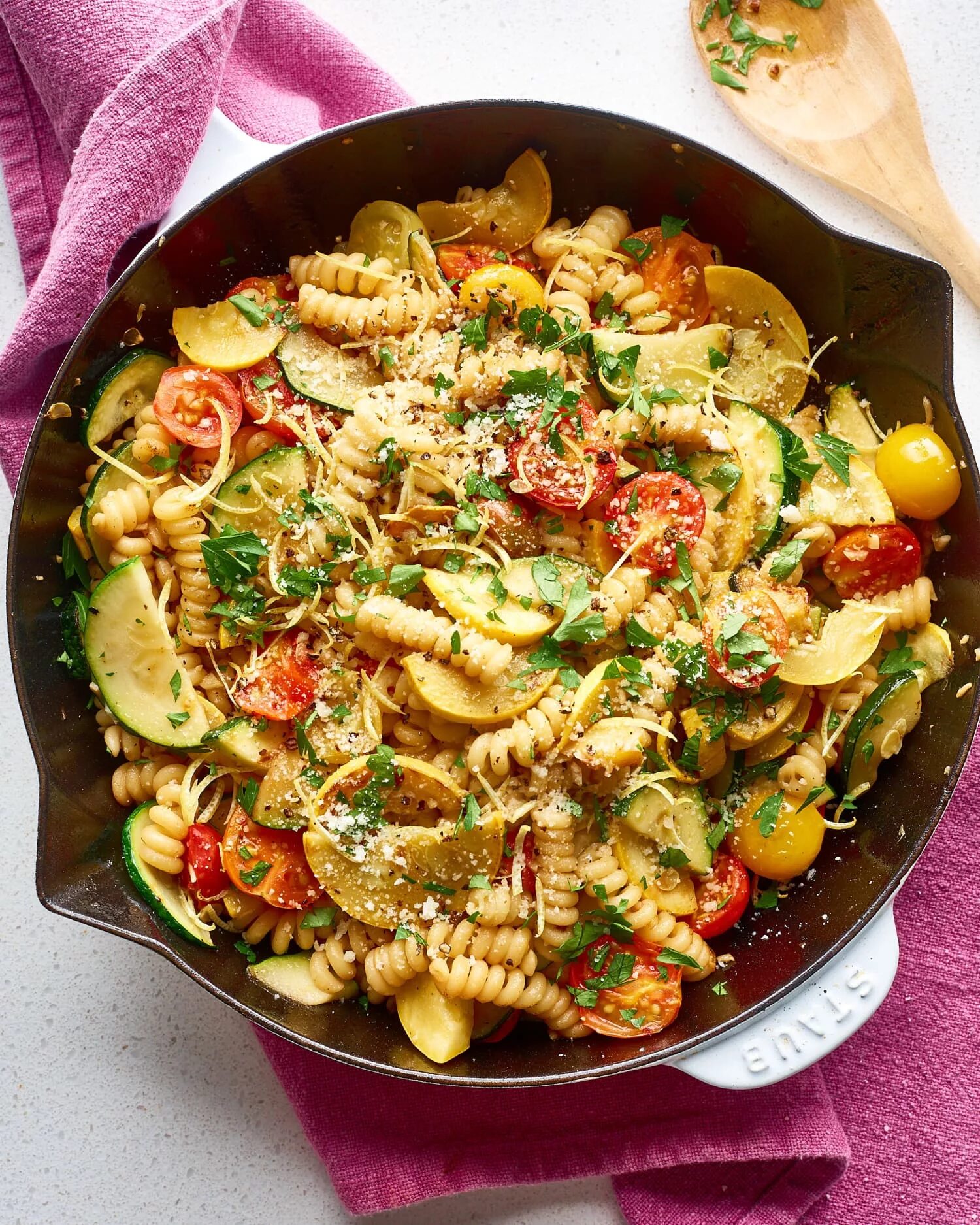 Рецепты еды в sea. Макароны с овощами. Спагетти с овощами. Блюда из макаронных изделий. Вермишель с овощами.
