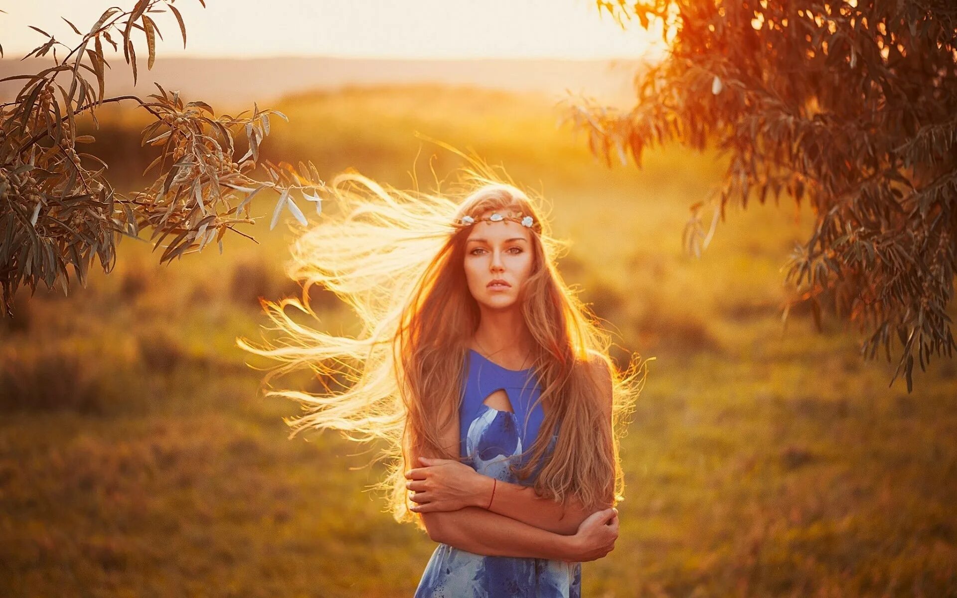 Женственная девушка. Девушка боком. Картины вдохновение. Девушка в лучах солнца. Задумчивая женщина.