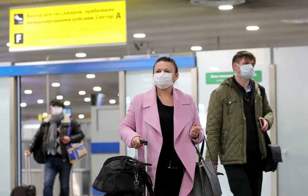 Заграницу сейчас. Люди в масках в аэропорту. Пассажиры в аэропорту. Иностранцы в аэропорту. Российские туристы в аэропорту.
