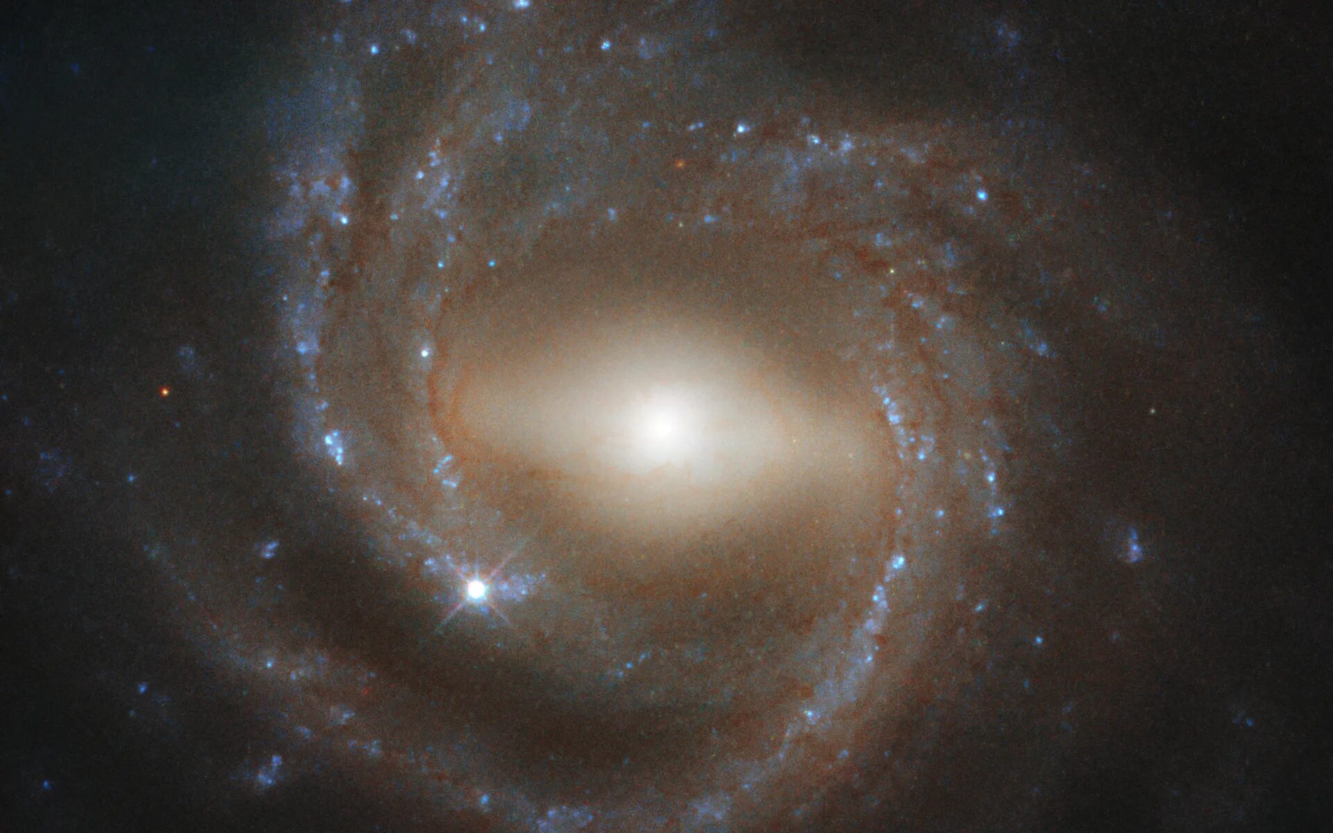 Где находится хаббл. Галактика ngc 2608. снимок галактик с телескопа хаббл. млечный путь спиральная галактика. телескоп hubble линза.
