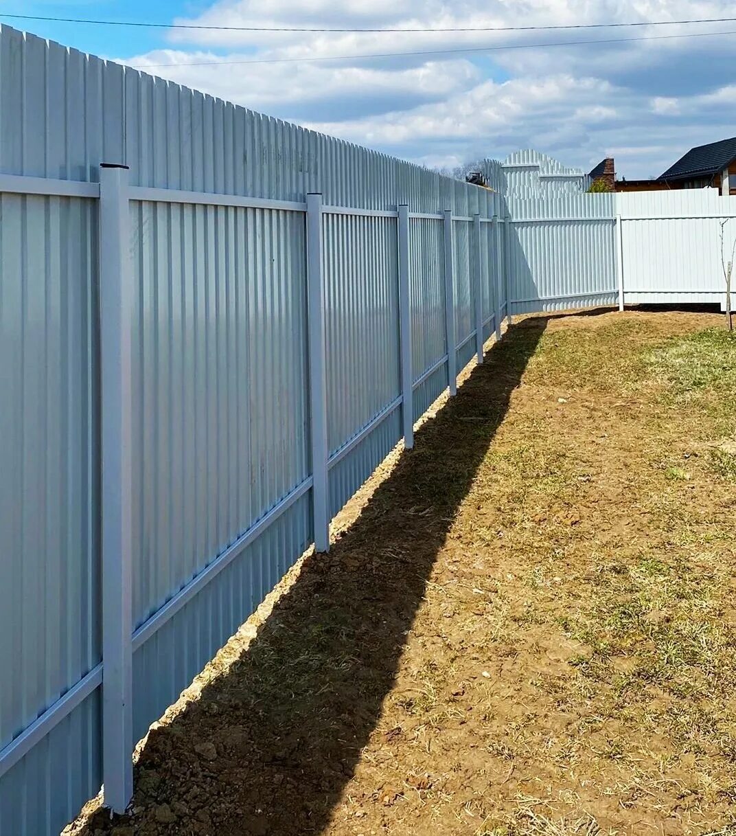 Конструкция забора. Установка забора из металлопрофиля. Заборы из профнастила заборград. Забор для дачи из профнастила. Установка забора из металлопрофиля.