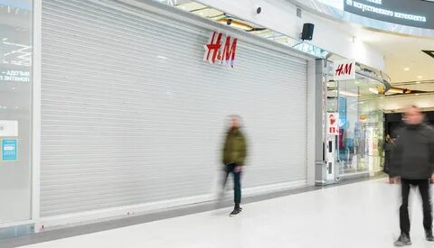 Мир закрывает магазины