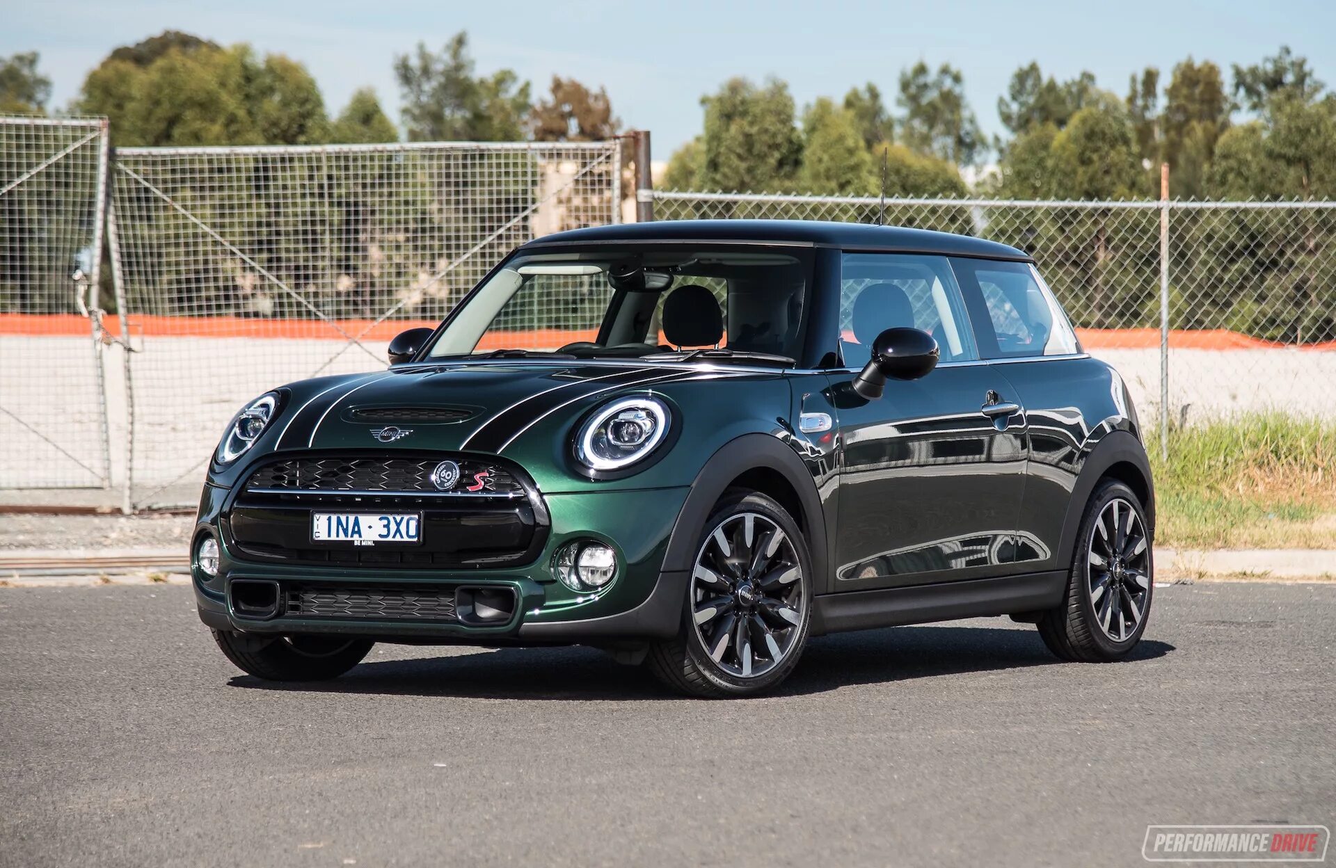 Mini race. Mini cooper s 2025 green. mini cooper s 2025 зеленый. мини купер бритиш рейсинг грин. mini cooper s 2025 british racing green.