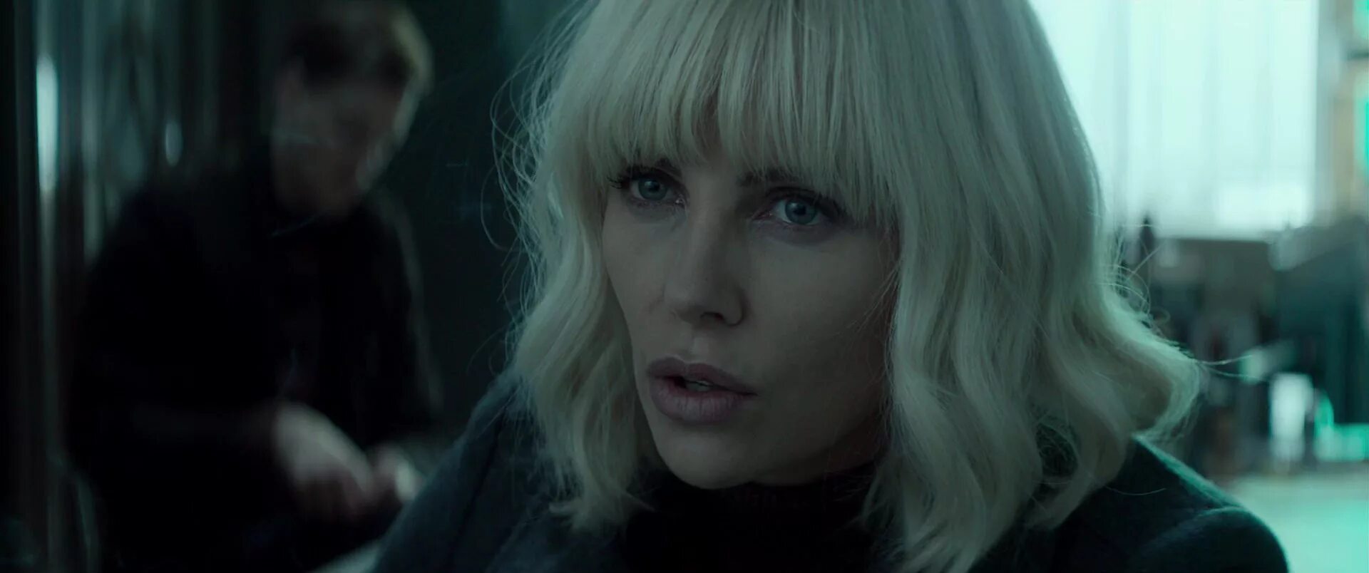 Blonde 2017. Шарлиз Терон взрывная блондинка 2017. Шарлиз Терон Atomic blonde. Шарлиз Терон атомная блондинка.