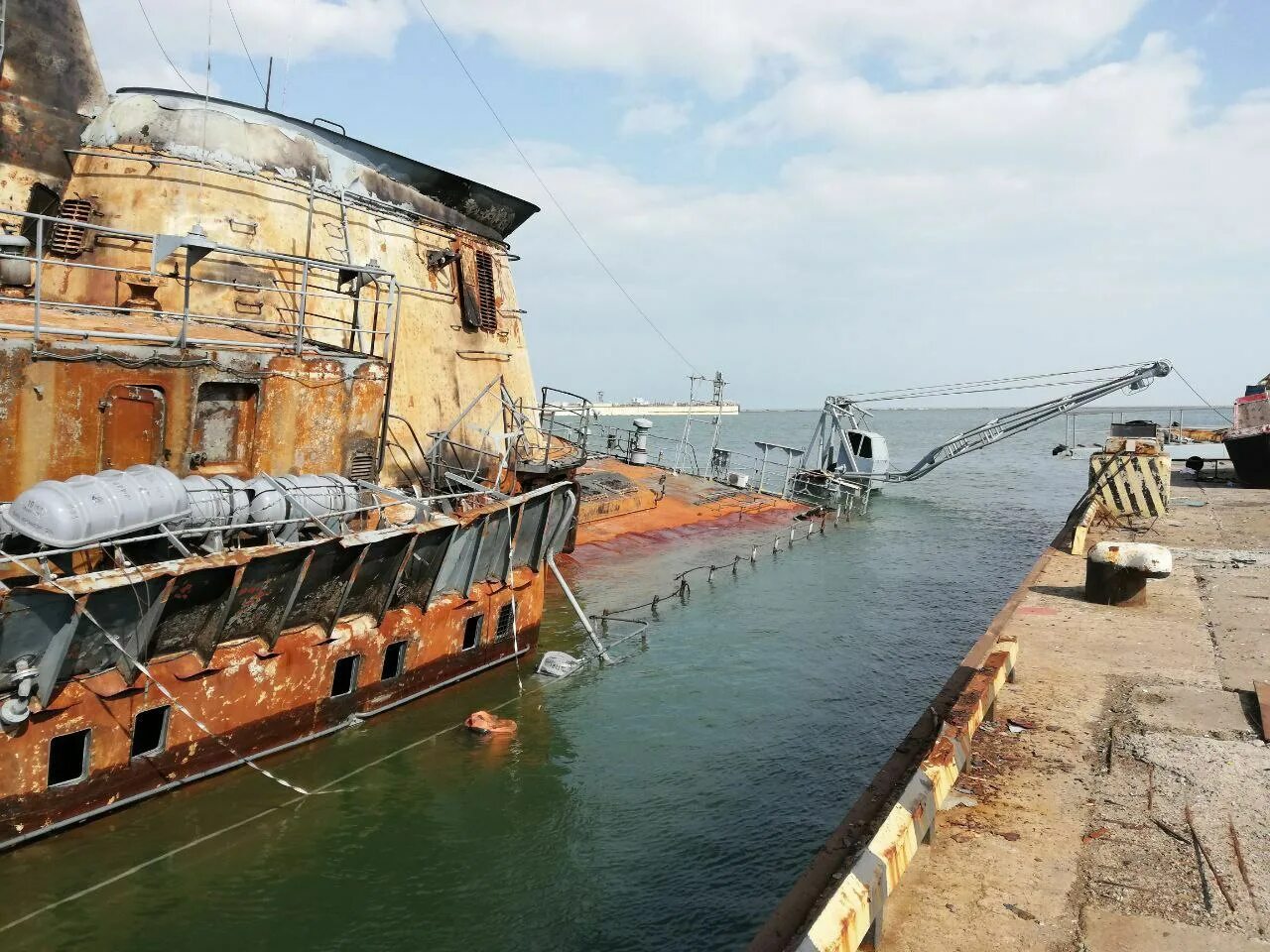 Сколько кораблей потопили украинцы за время. Корабли в порту Мариуполя. Флот Украины корабль Донбасс. Корабль управления Донбасс ВМС Украины. Плавмастерская Донбасс.