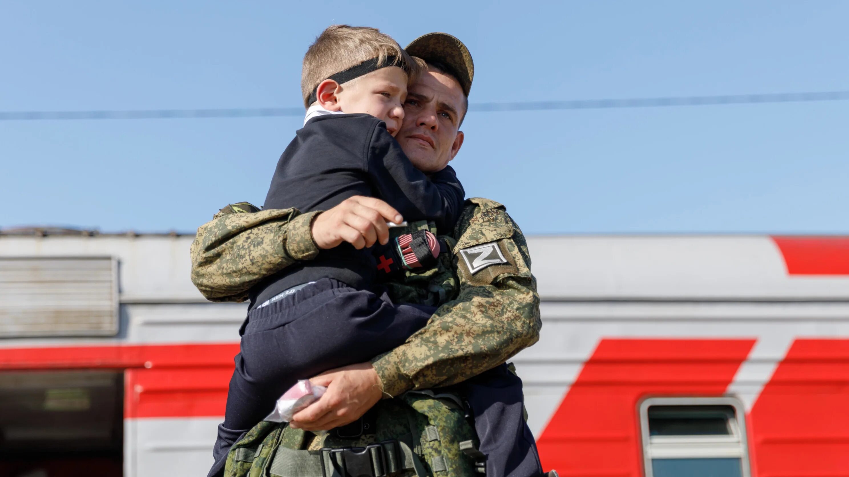 Военный с ребенком. Российский солдат с ребенком. Военные и дети Россия. Военные съемки с Украины. Отец одиночка мобилизация