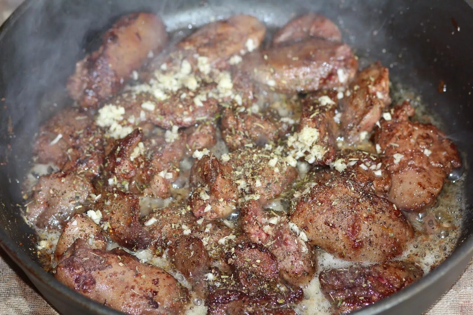 Как правильно и вкусно приготовить печень. Печень жареная с чесноком. чеснок для печени. жареная баранья печень. печень говяжья с чесноком.