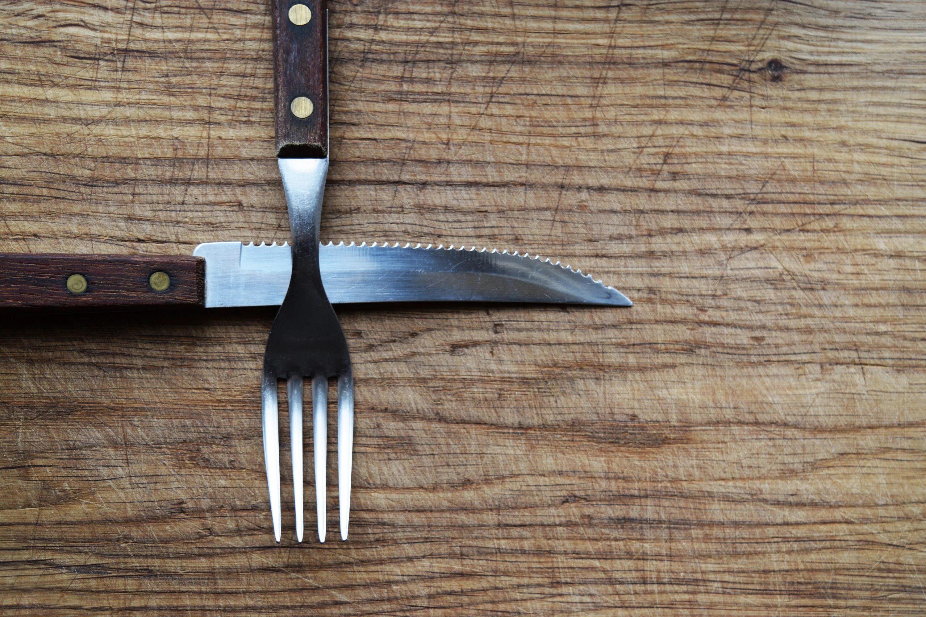 Оставляет нож на столе. Нож-вилка. Нож на столе. Вилка нож для меню. Дизайнерские вилки.