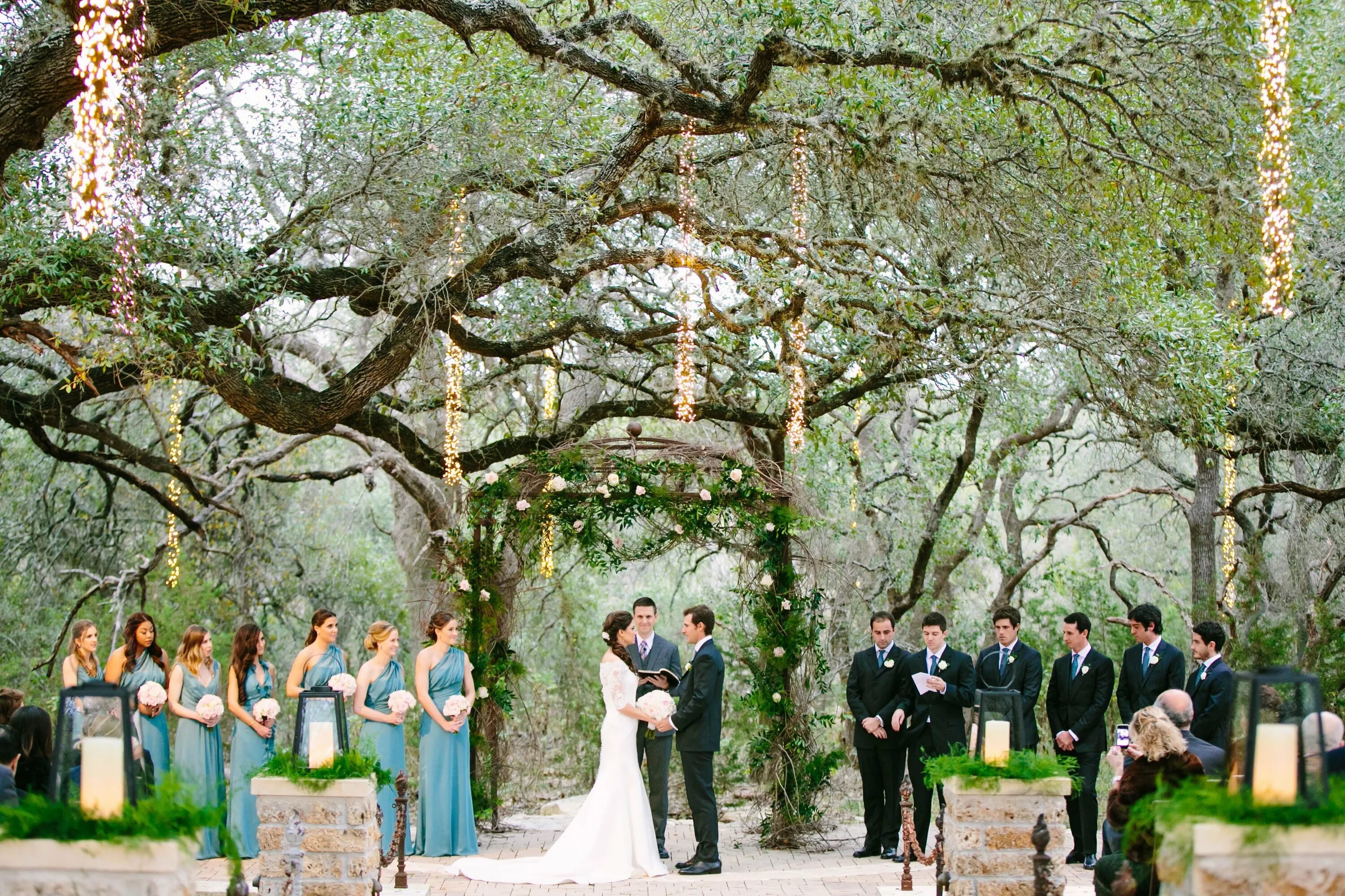 Брачное дерево. Свадьба под деревом. Свадебная церемония у дерева. Церемония под деревом. Дерево на свадьбу.