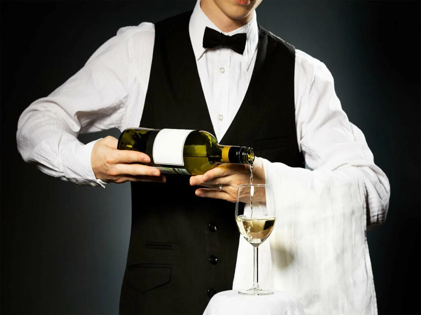 Официант. Официант бармен. Красивый официант. Официант наливает вино. Фото официанта