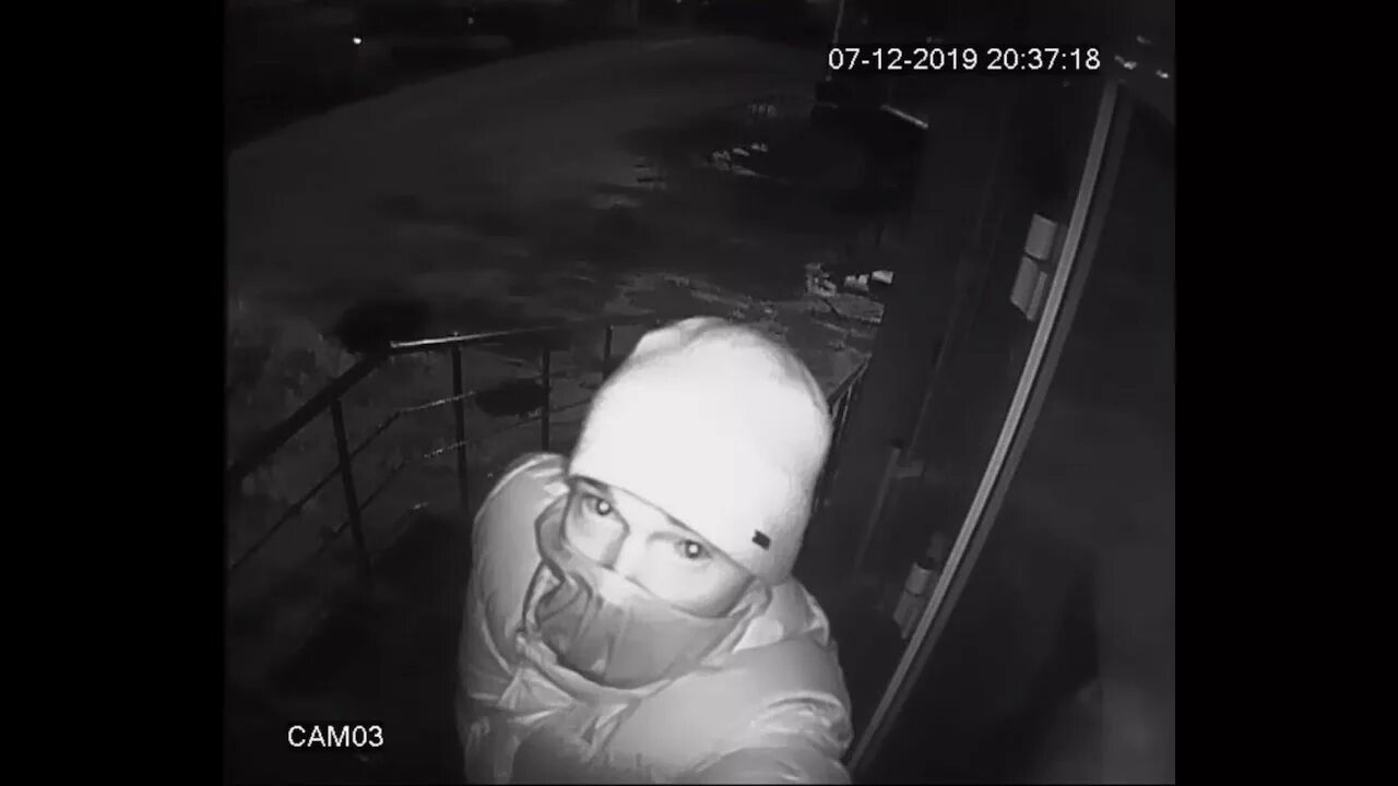 Акулмчь протерла камеру. Маскировка камеры видеонаблюдения в подъезде. Видео с украденной камеры. Человек ворует. Кража фотоаппарата.