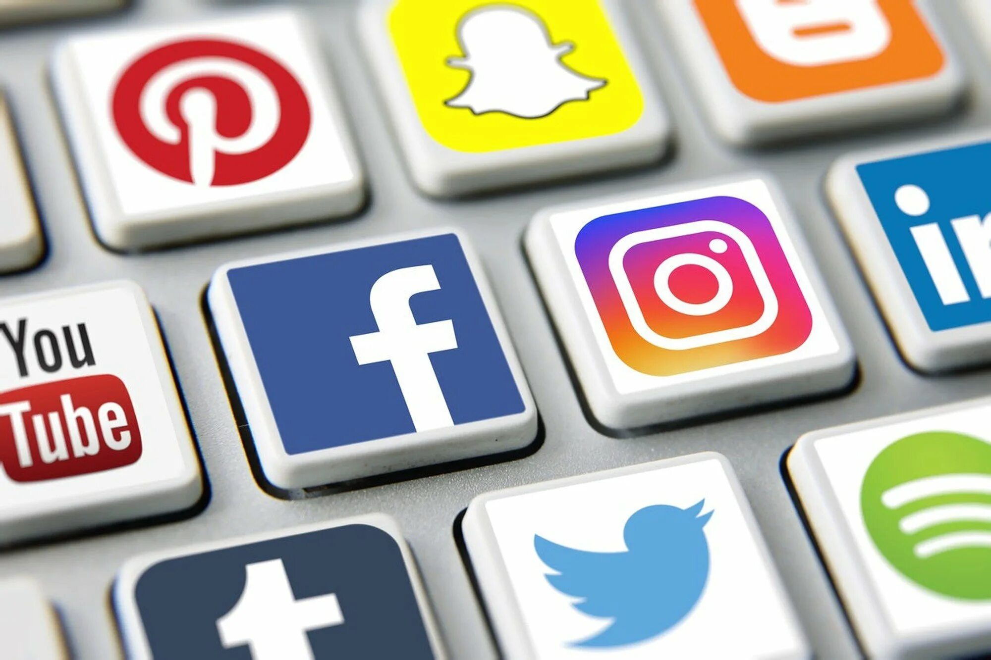Сервисы для создания социальных сетей. Social media картинки. в социальных сетях. платформы социальных сетей. соцсети иллюстрация.