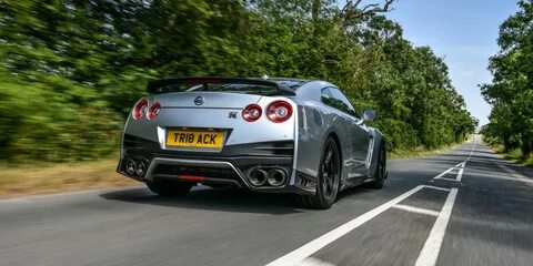 Скоростью nissan gtr
