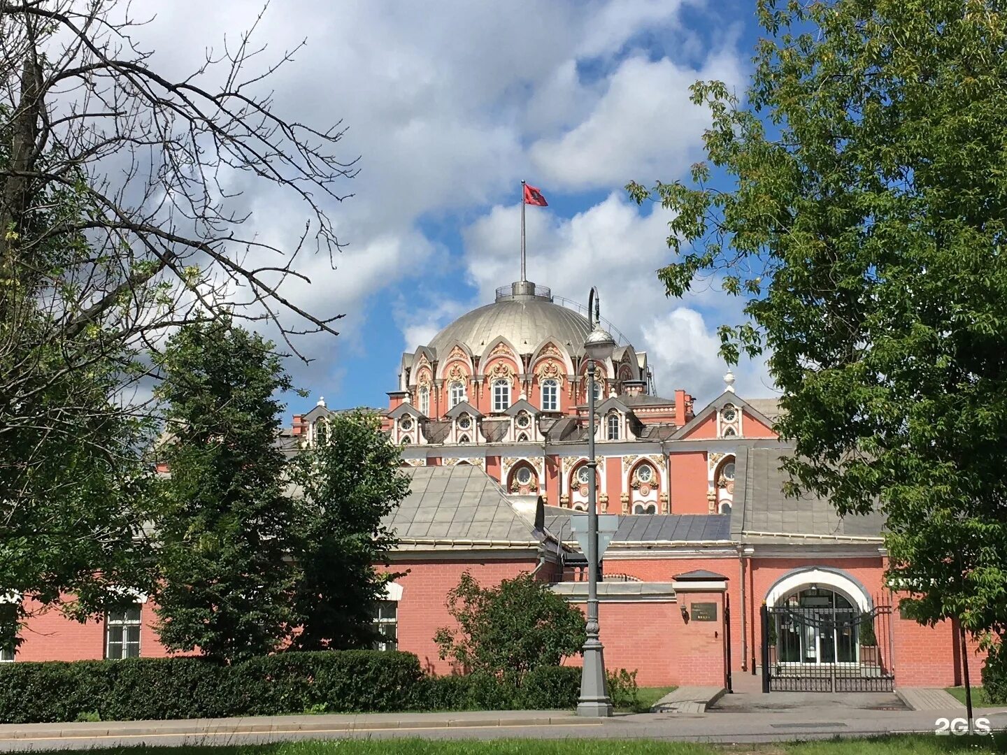 Петровский путевой дворец парк. Петровский дворец в Москве. Петровский подъездной дворец в Москве. Петровский дворец в Москве Казаков. Петровский путевой дворец сайт