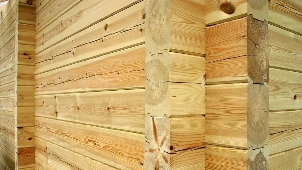Трещины усадки. Стена из профилированного бруса. Профилированный брус. Клееный деревянный брус. Стена из деревянного бруса.