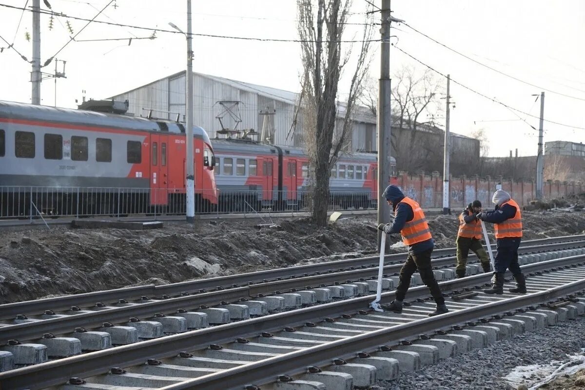 Восстановление движения поездов. Станция Ярыженская Волгоградской области. Железнодорожные пути Волгоградской области. Поезд на переезде. Железнодорожная дорога Волгограда.