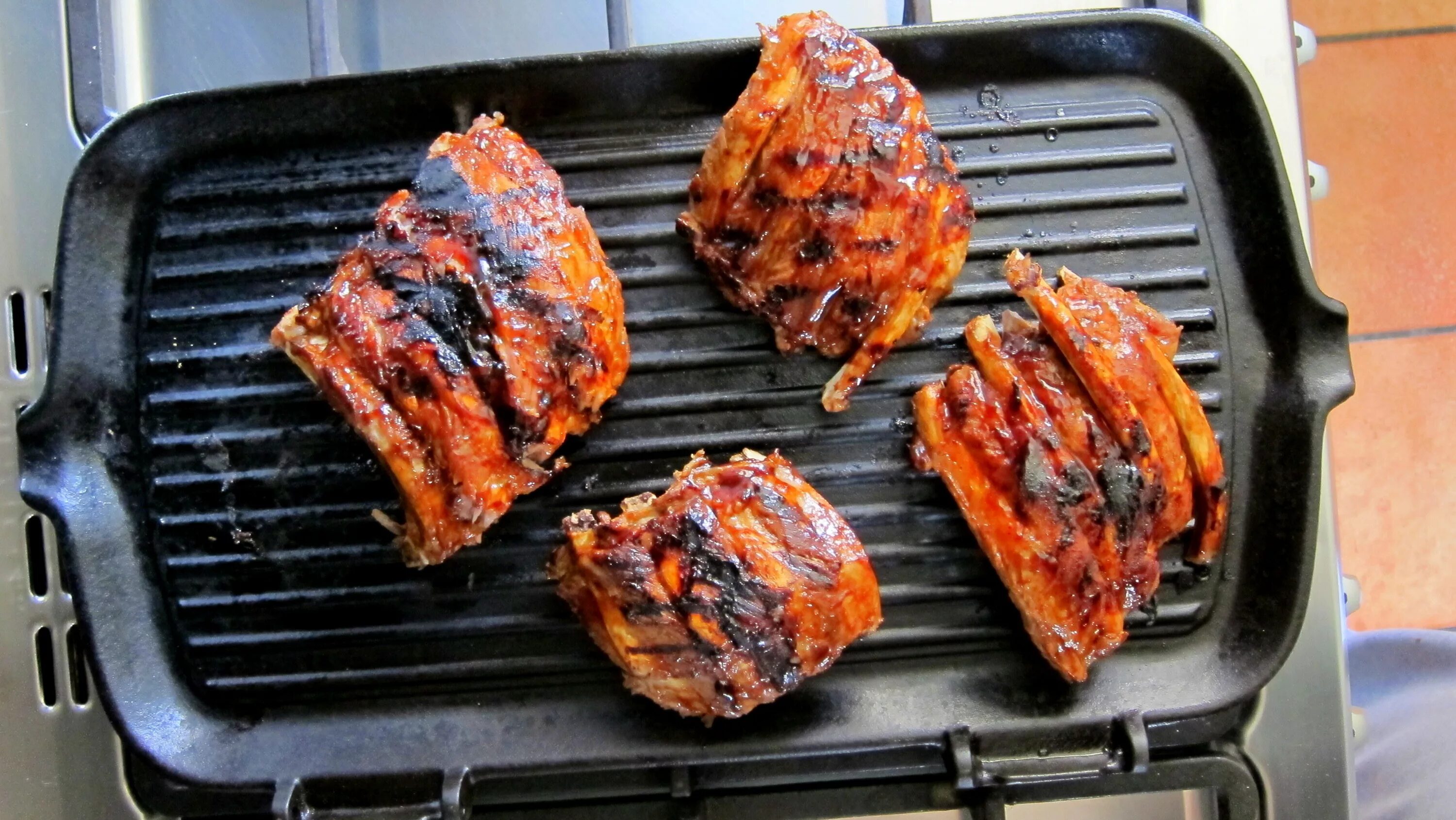 свиные рёбрышки spare ribs. свиные рёбрышки spare ribs. сколько времени жарить ребрышки. жареные свиные ребра. говяжьи ребра bbq.