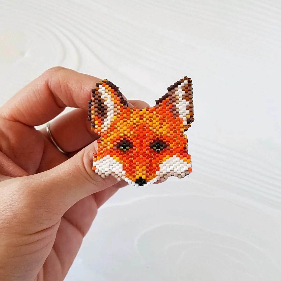 Брошь лиса из бисера. Кирпичное плетение бисером. Кицунэ из бисера. Схема вышивки лиса. Кицунэ из бисера.