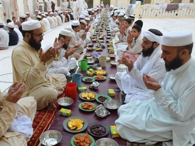 Можно мыться в уразу. Ramadan ифтар. Рамазан ифтар мусульман. Мусульмане за столом. Мусульмане обедают.