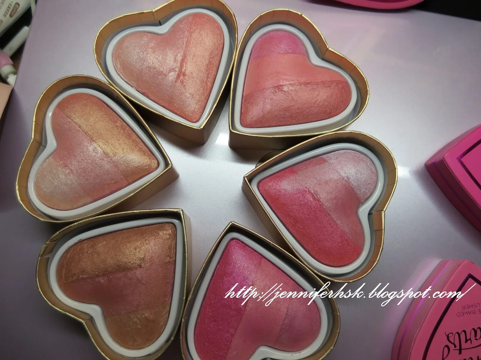 Blushing hearts iced hearts. I heart revolution хайлайтер. Косметика heart revolution румяна. I heart revolution румяна. Артикул: ihr309814 i heart revolution румяна blushing heart.