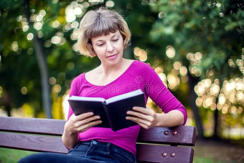 Woman книга. Женщина с книгой. Женщина с книгой в руках. Дама с книжкой в парках. Фото полных женщин с книгой в руках.