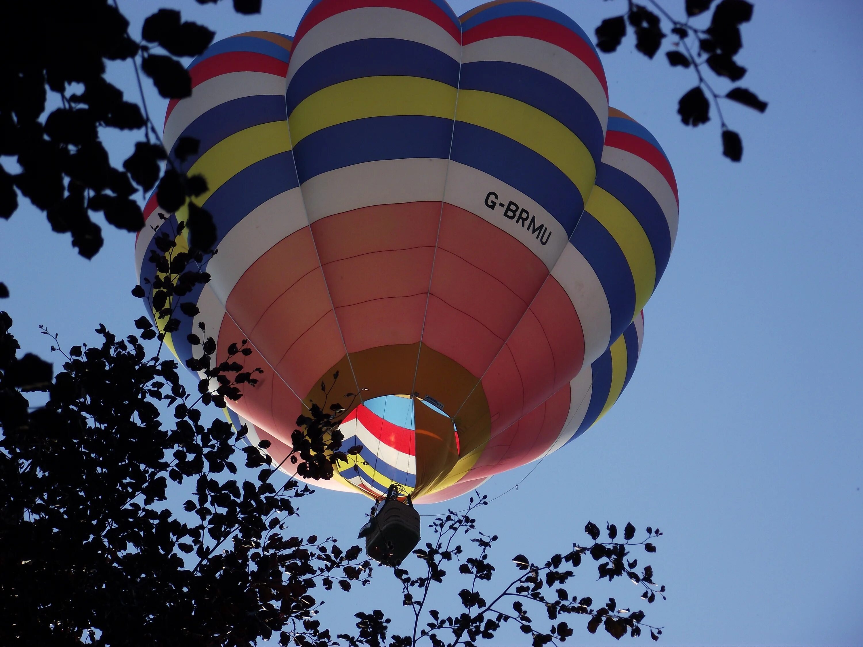 Balloon fly. Аэростат. Воздушный шар в воздухе. Картинки с воздушными шарами. Фестиваль воздушных шаров в Крыму.