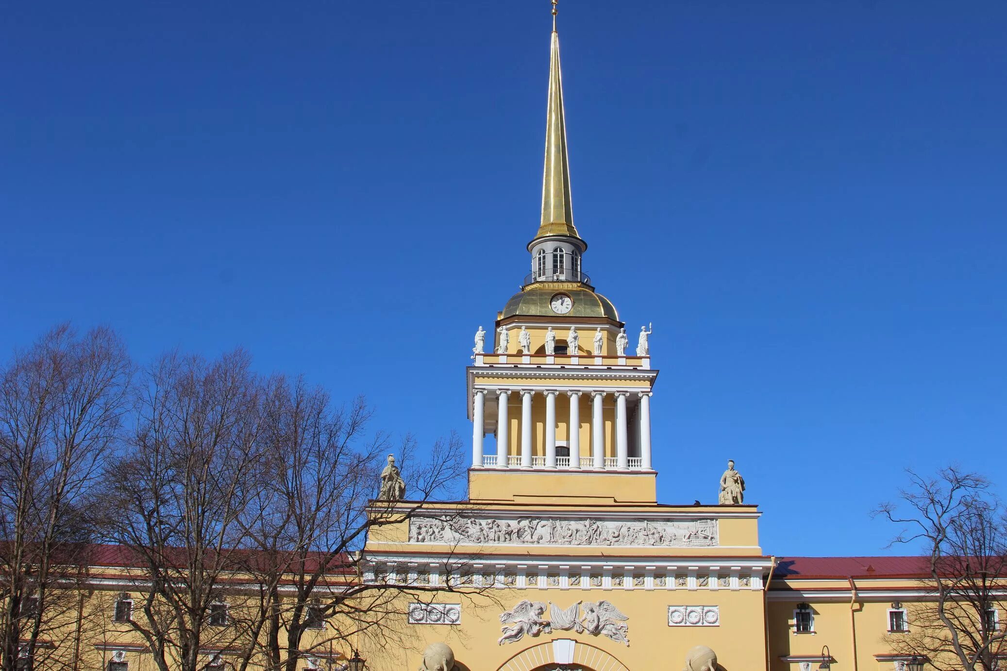 Адмиралтейство в Санкт-Петербурге. Здание Адмиралтейства в Санкт-Петербурге. Адмиралтейская площадь Санкт-Петербург. Здание Адмиралтейства Захаров.