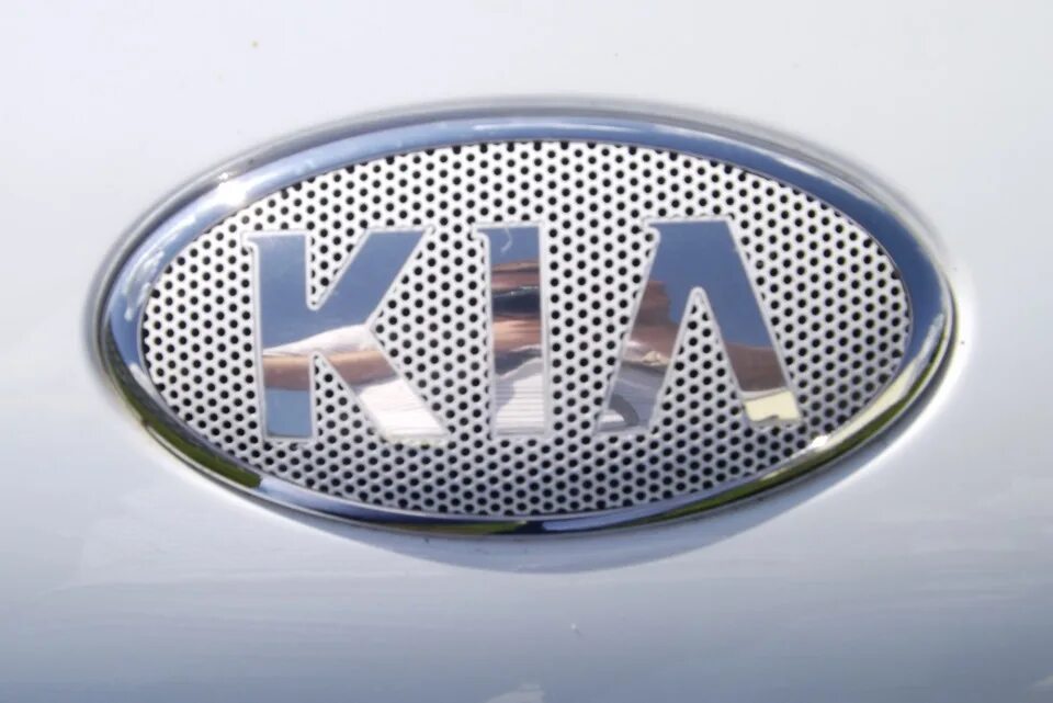 Значки киа сид. Табличка Kia Ceed 2. Значок Киа СИД 2011. Значок Киа 2011 СИД универсал. Новый значок Киа 2023.