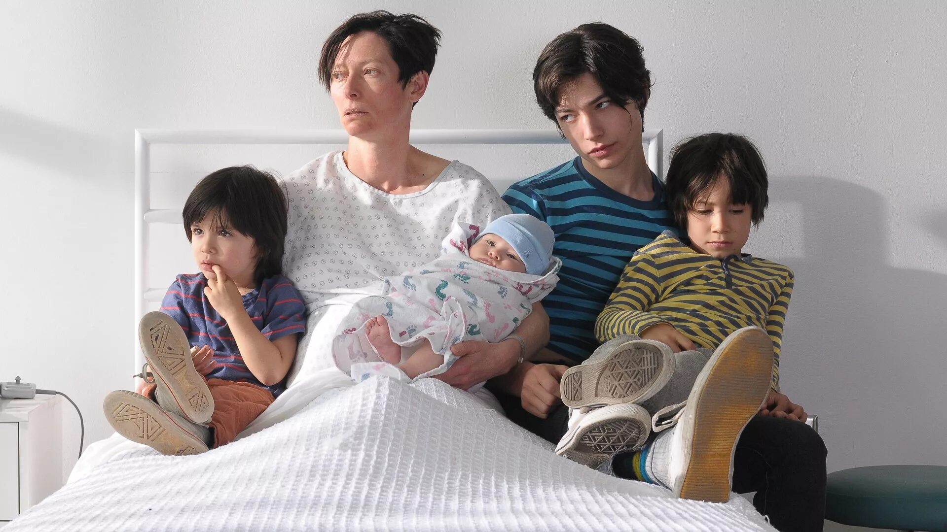 Что то не так с кевином сюжет. Что то не так с кевином сюжет. Что то не так с кевином сюжет. Тильда суинтон кевин. Эзра миллер 2011.