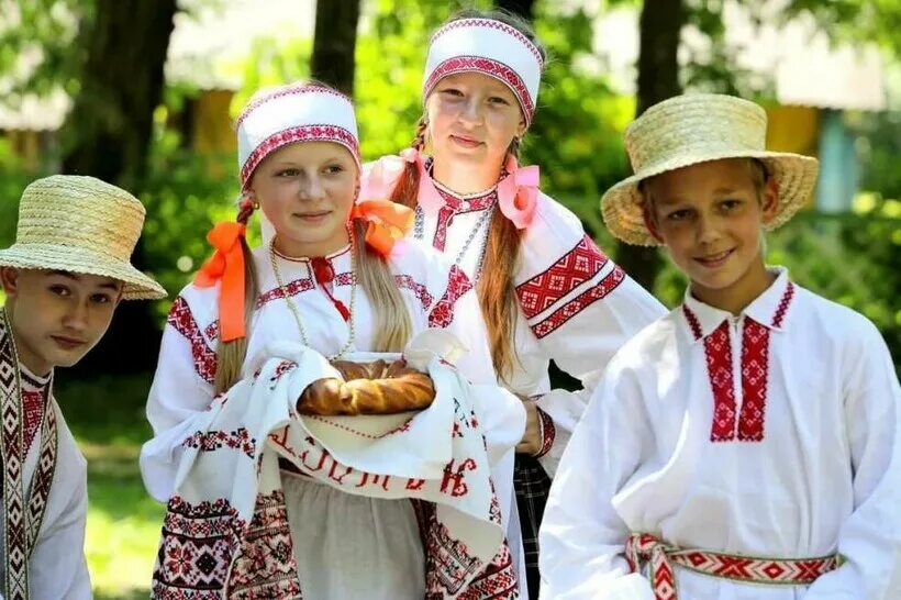 традиционный белорусский костюм. белорус и белоруска в национальных костюмах. белорусский национальный костюм. традиционная культура беларуси. белорусские национальные праздники.