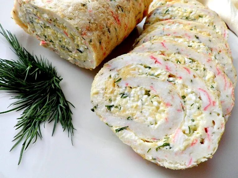 Рулет из плавленного сыра и крабовых палочек