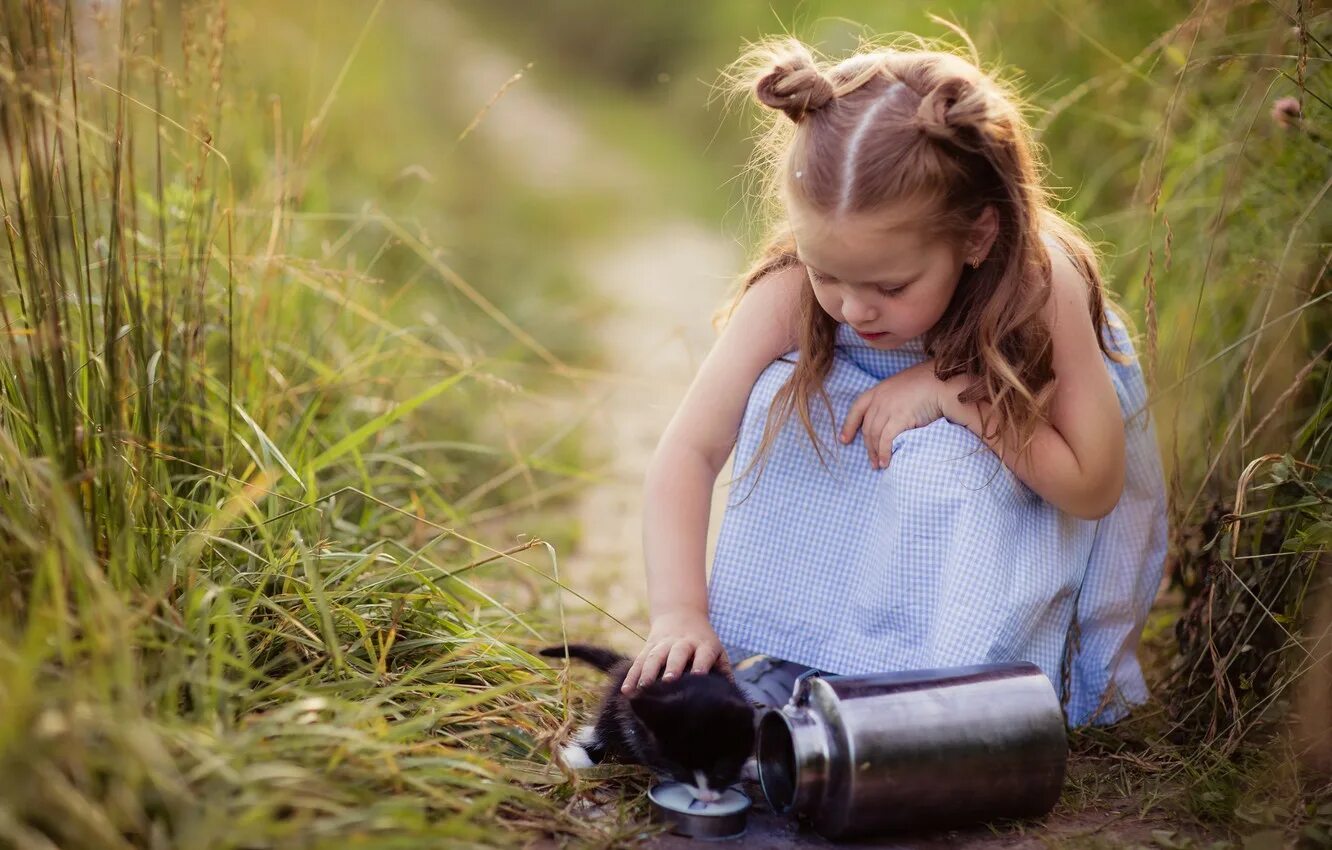 Маленькая девочка природа. Напомни девочка. Детская фотосессия с чемоданом. Простота девочки. Ребенок ночью на улице.