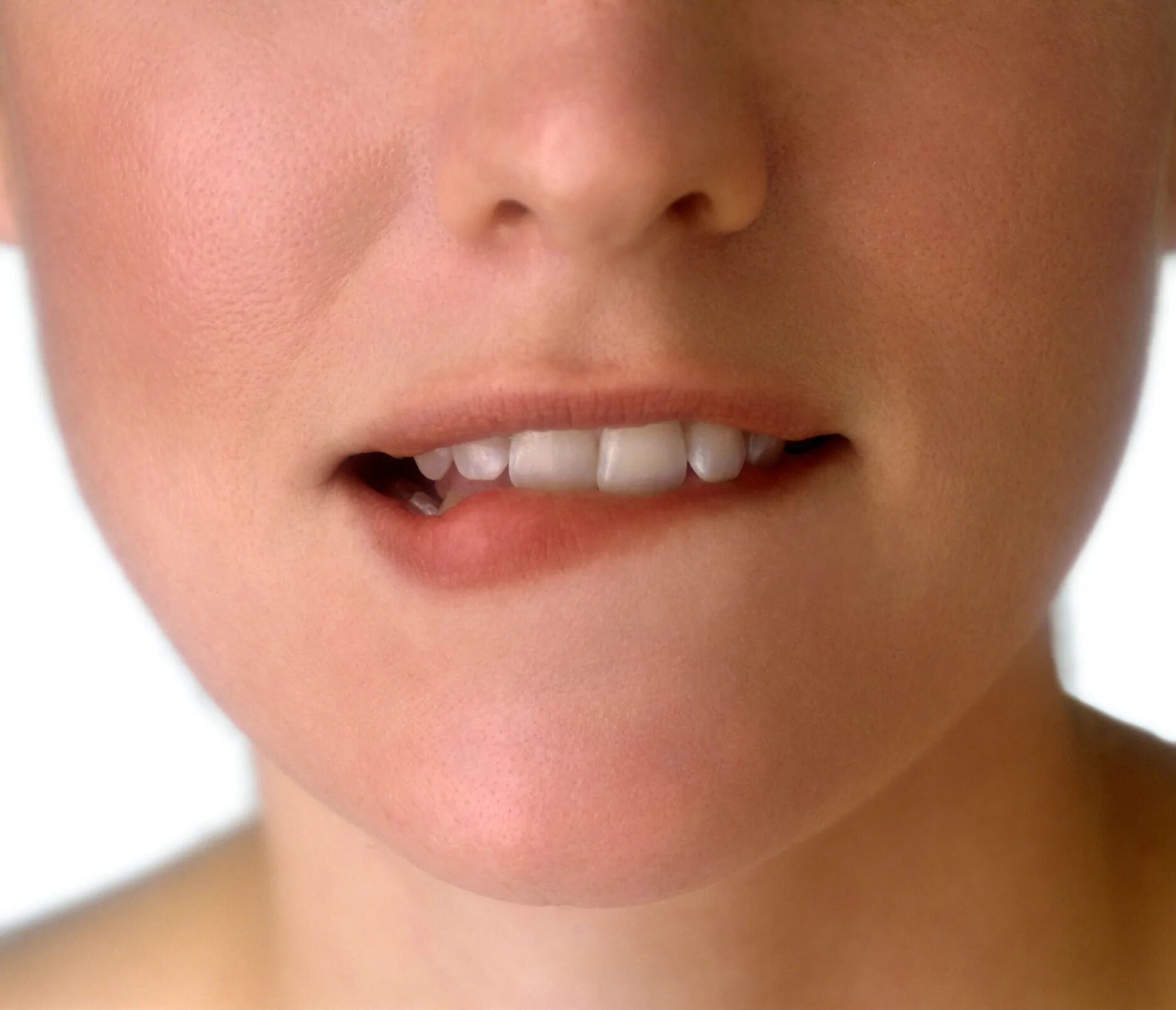 Прикрывание нижней губы верхними зубами. Прикусывание нижней губы.