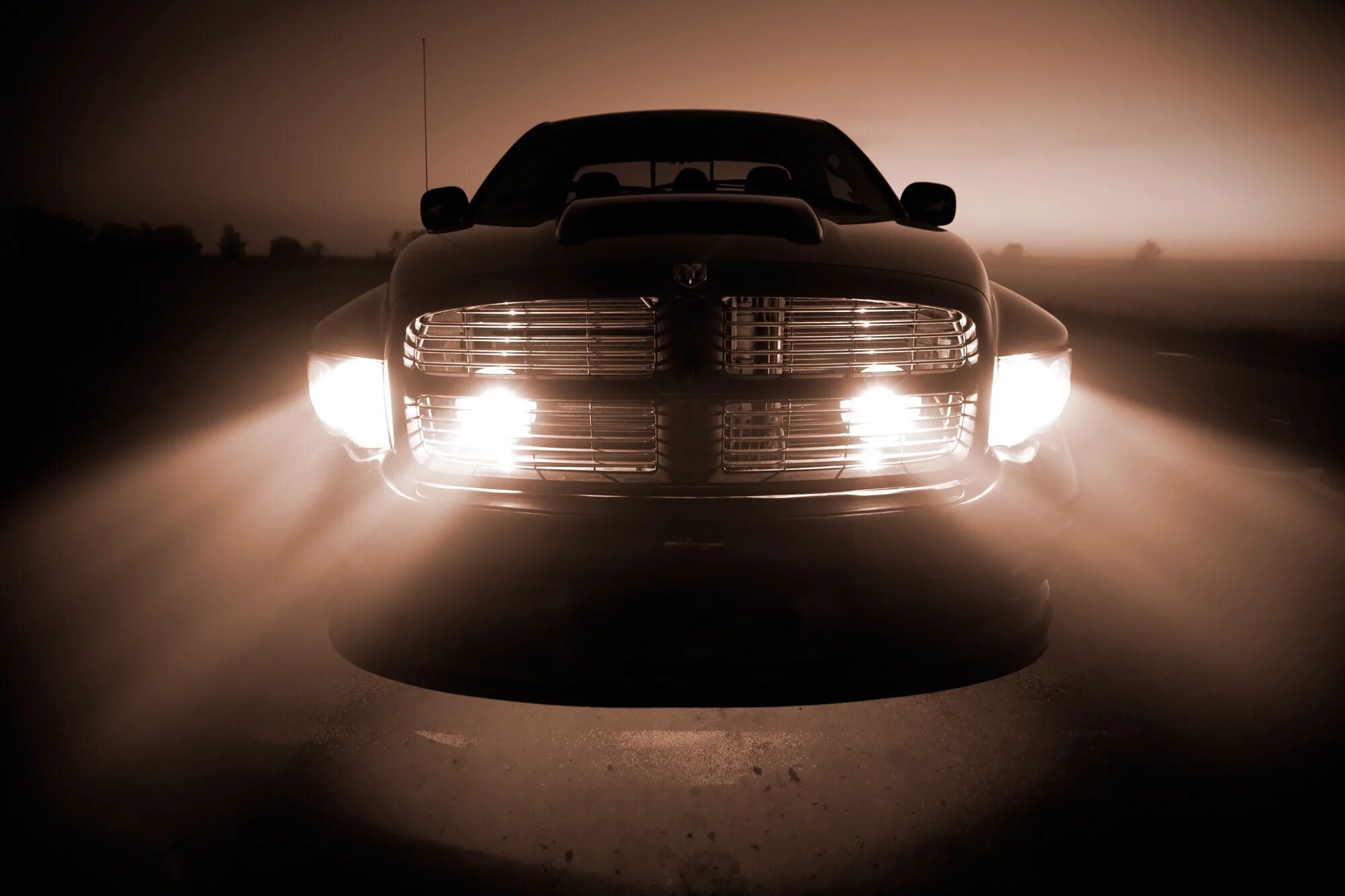 авто со светом. Mercedes benz c63 amg белая на трассе в потоке. автомобиль с горящими фарами. красивые фары. Bmw 5 f10.