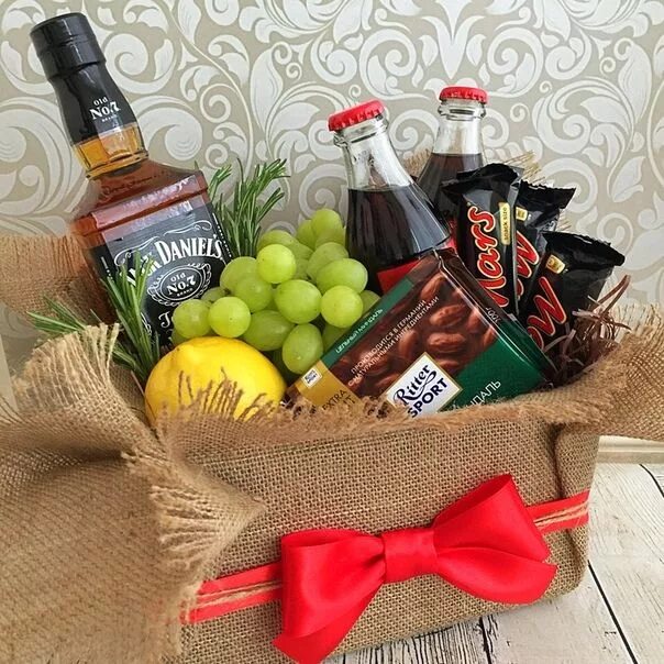 Корзина своими руками мужчине. Букет с коньяком для мужчин в коробке. мужские композиции с алкоголем. букеты для мужчин с коньяком в корзине. корзина с коньяком в подарок мужчине своими.