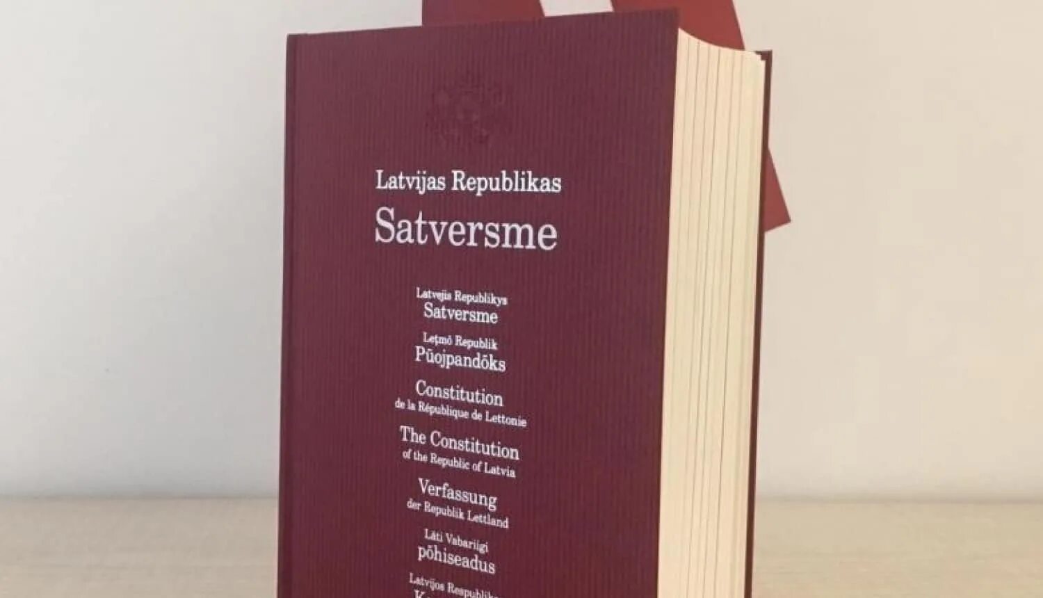Конституция Латвийской Республики. Сатверсме. Конституция Латвии 1922. Конституция Латвии фото.