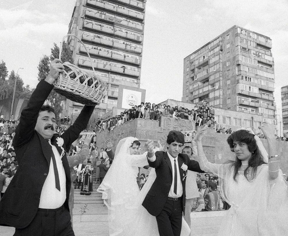 Ереван армения 70е. Армянский погром в баку 1990 год. Армения 90 годы. Армения 90 годы. Блокада еревана 1993.