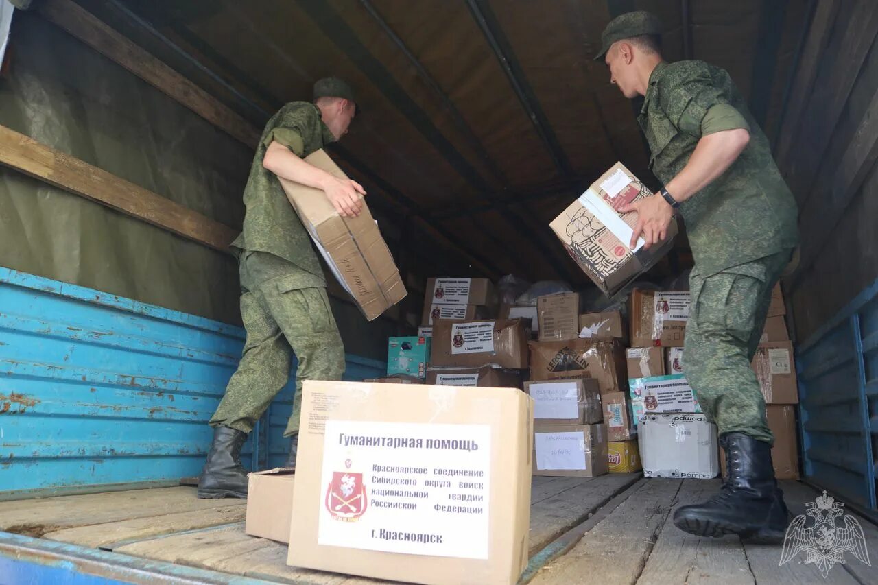 Гуманитарная помощь написать. Гумпомощь для военнослужащих. Гуманитарная помощь солдатам. Сбор гуманитарной помощи для солдат Российской армии. Коробки с гуманитарной помощью для солдат.