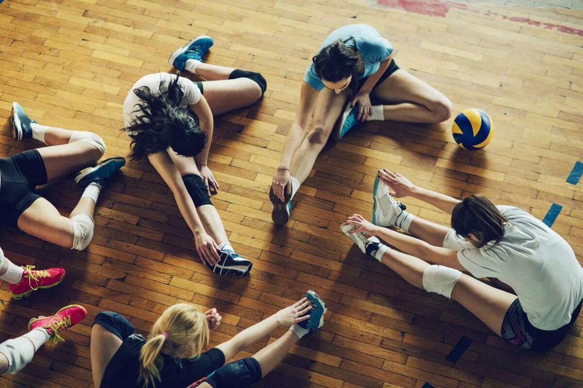 Волейбол тренировочные занятия. Растяжка для волейболистов. Групповая разминка волейбол. Волейбол мастер класс. Горячая разминка в волейболе.