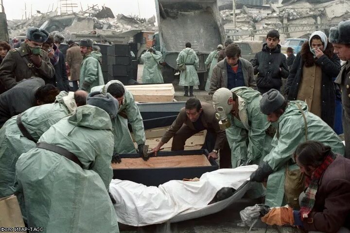 7 Декабря 1988 землетрясение в Армении Спитак. Землетрясение 7 декабря 1988 Армения Ленинакан. Землетрясение в Армении в 1988.