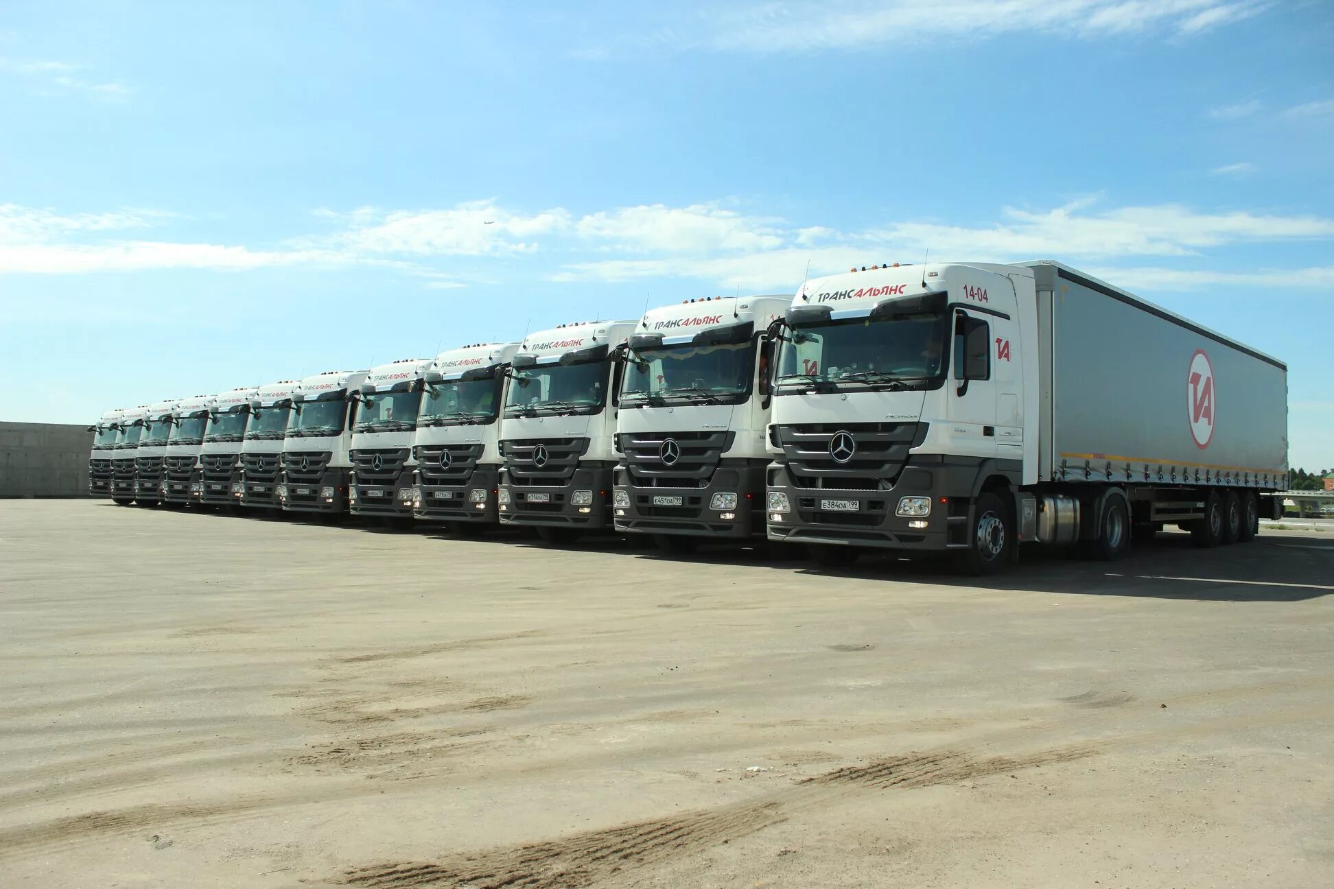 в автопарке имеется 180 автомобилей из них