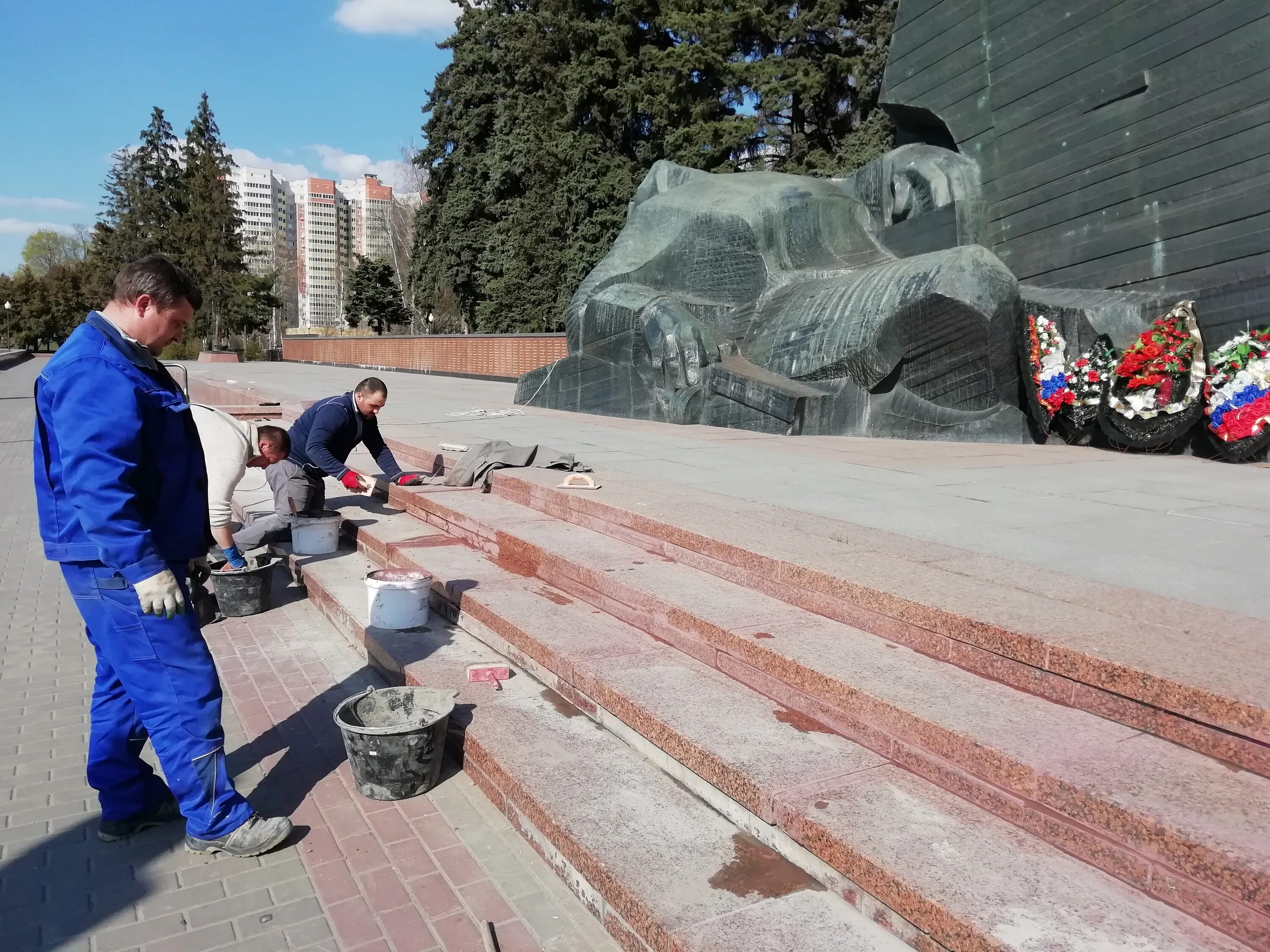 Конец славы где снимали. Воронеж монумент славы. Мемориальный комплекс памятник славы. Вечный огонь Воронеж памятник славы. Обелиск памятника славы Воронеж.