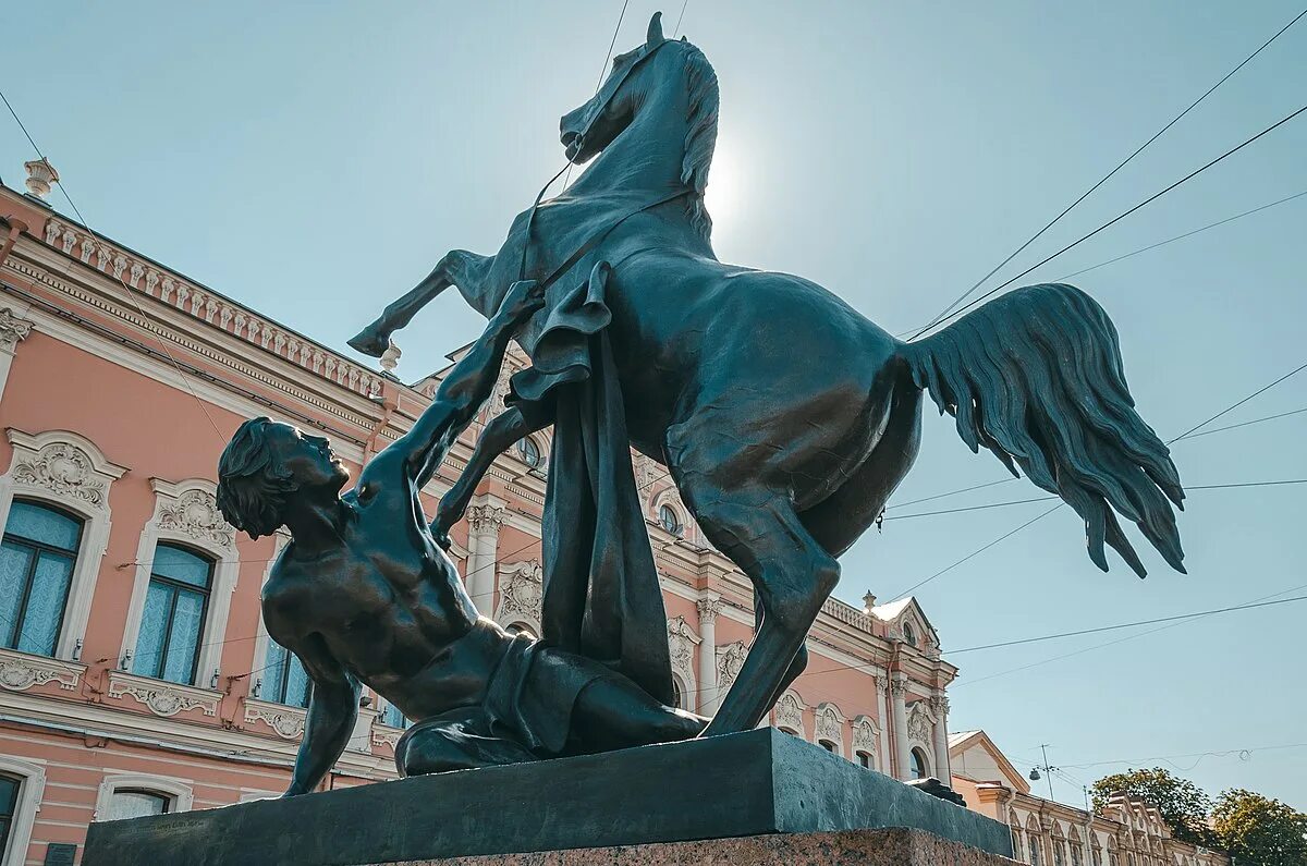 Аничков мост через какую реку. Аничкин мост в Санкт-Петербурге. Аничкин мост в Питере. Строгановский дворец Аничков мост.