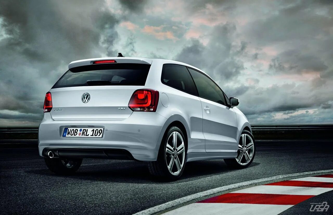 Vw r line. VW Polo 6r. Volkswagen Polo Hatchback r line. Polo 2015 r-line. Polo 5 r line.