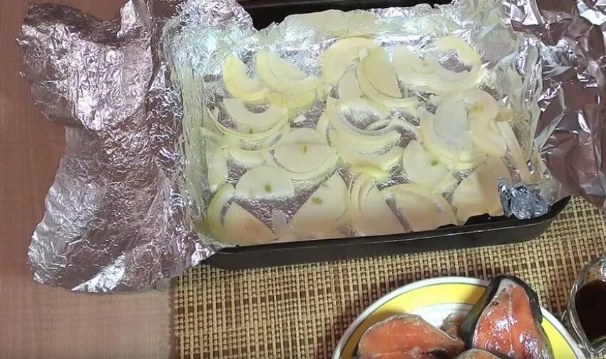 Горбуша в духовке с майонезом и луком. Горбуша кусочек в фольге. горбуша в духовке в фольге кусочками. горбуша в фольге порционно. горбуша запеченная в духовке в фольге кусочками.