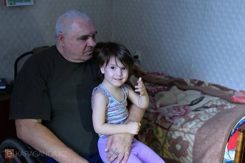 Инвалиды караганда. Игорь и елена караганда инвалиды. Инвалид колясочник. Женщина. Инвалиды караганда.